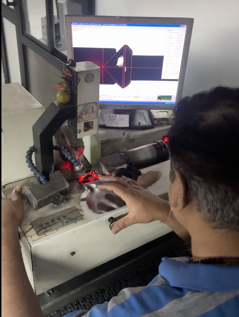 Diamond laser cutting machine